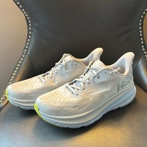 Hoka Clifton 9 Women’s 12/Men’s 10.5